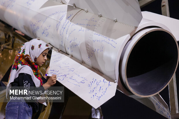 موشک فاتح 110 در اجتماع شبانه مردم بوشهر