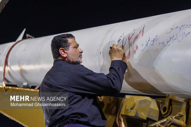 موشک فاتح 110 در اجتماع شبانه مردم بوشهر