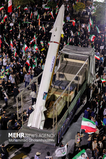 موشک فاتح 110 در اجتماع شبانه مردم بوشهر