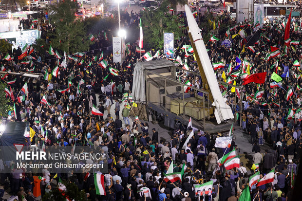 موشک فاتح 110 در اجتماع شبانه مردم بوشهر