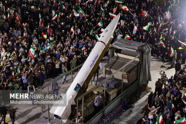 موشک فاتح 110 در اجتماع شبانه مردم بوشهر