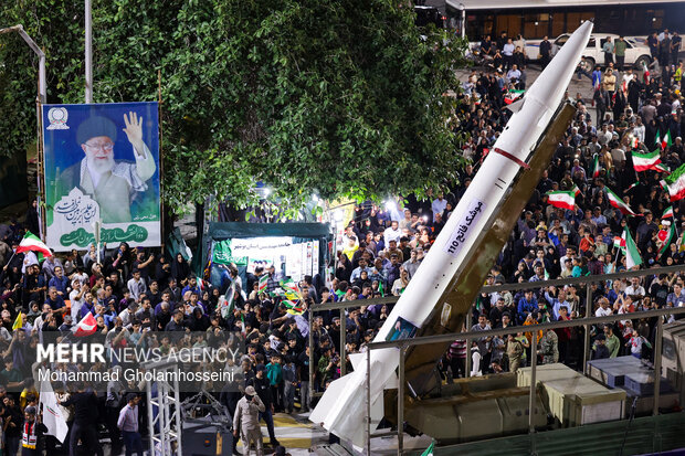موشک فاتح 110 در اجتماع شبانه مردم بوشهر