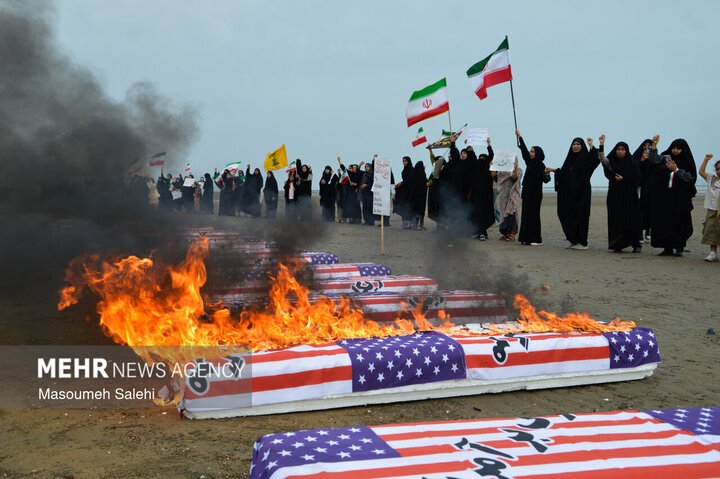 تشکیل زنجیره انسانی و آتش زدن نمادین تابوت سربازان آمریکایی در ساحل خلیج فارس