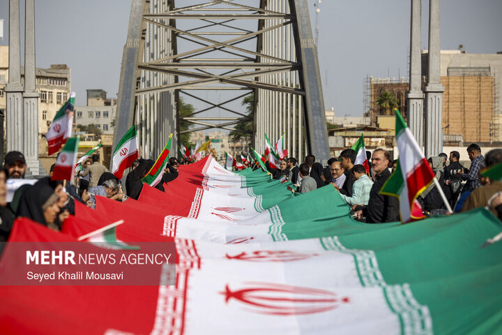 تشکیل زنجیره مردمی روی پل سفید اهواز