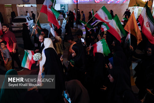 حضور عروس و داماد اهوازی در تجمع مردمی