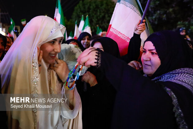 حضور عروس و داماد اهوازی در تجمع مردمی