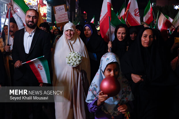 حضور عروس و داماد اهوازی در تجمع مردمی