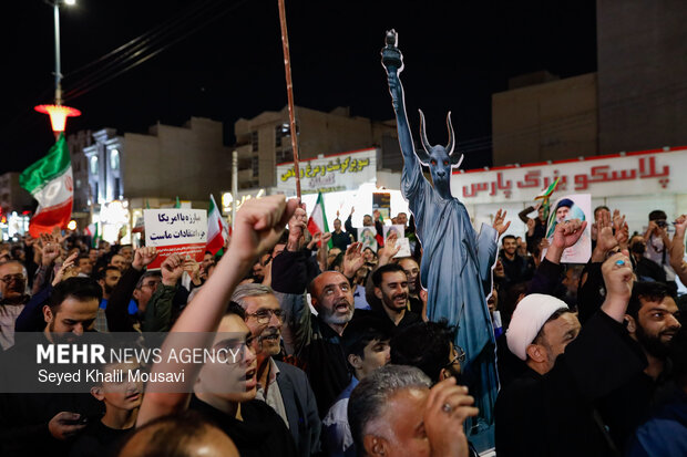 حضور عروس و داماد اهوازی در تجمع مردمی