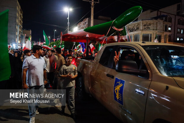حضور عروس و داماد اهوازی در تجمع مردمی