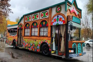 Şehrekürd'de İran sanat motifleriyle süslenen özel turizm otobüsleri