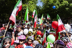 رژه اسکیت سواران اصفهانی با پرچم ایران