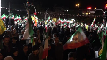 تجمعات ليلية يومية في المدن الإيرانية تعبيراً عن التضامن ووحدة الصف ودعما للقيادة بوجه العدوان