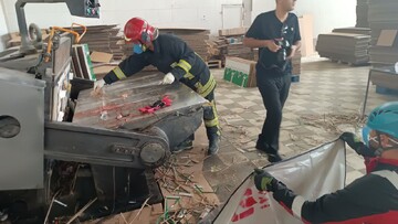 مرگ دلخراش کارگر ۳۰ ساله در دستگاه برش کارتن در مشهد