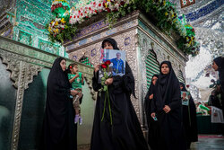 غبارروبی حرم مطهر شاهچراغ(ع) توسط خانواده شهدای جنگ رمضان