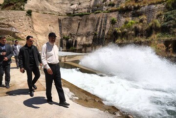 بازدید میدانی استاندار کرمانشاه از سد سرریز شده تنگ حمام