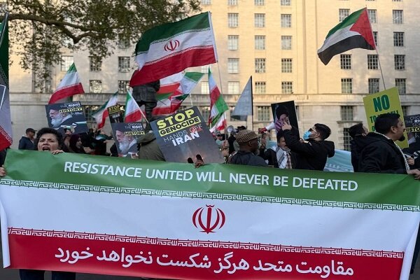 وقفة جماهيرية في قلب لندن للتضامن مع إيران والتنديد بالحرب عليها