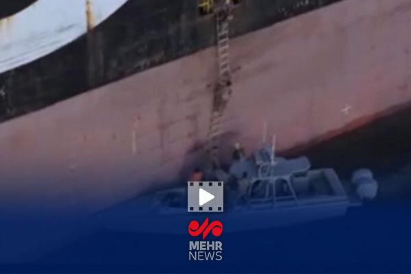 اولین تصاویر از توقیف کشتی‌های کانتینربر متخلف در تنگه هرمز توسط سپاه