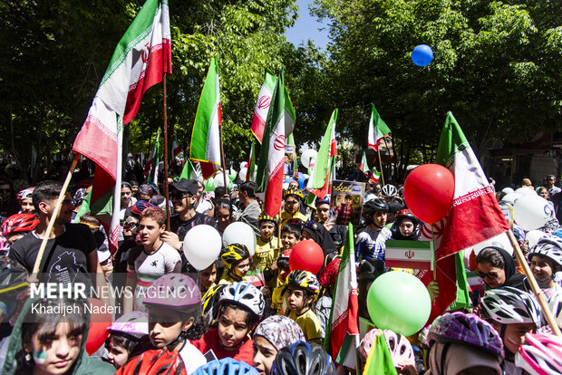 رژه اسکیت سواران اصفهانی با پرچم ایران