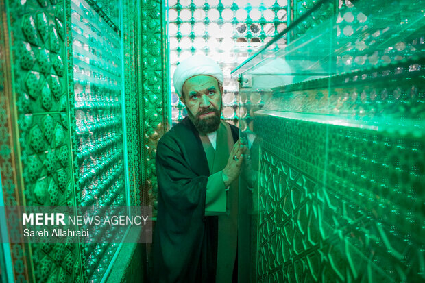 غبارروبی حرم مطهر شاهچراغ (ع)