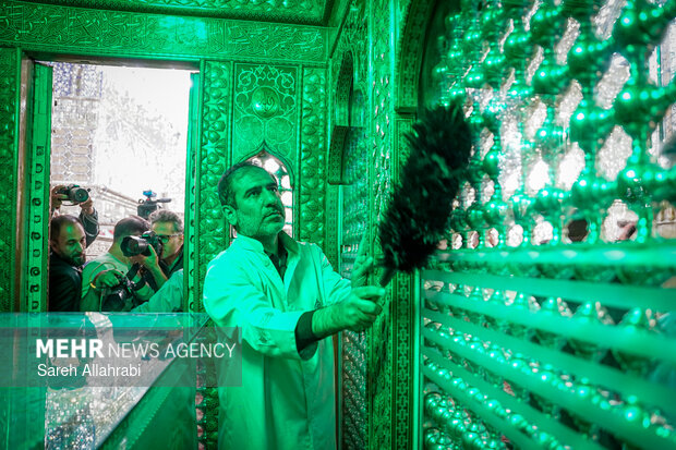 غبارروبی حرم مطهر شاهچراغ (ع)