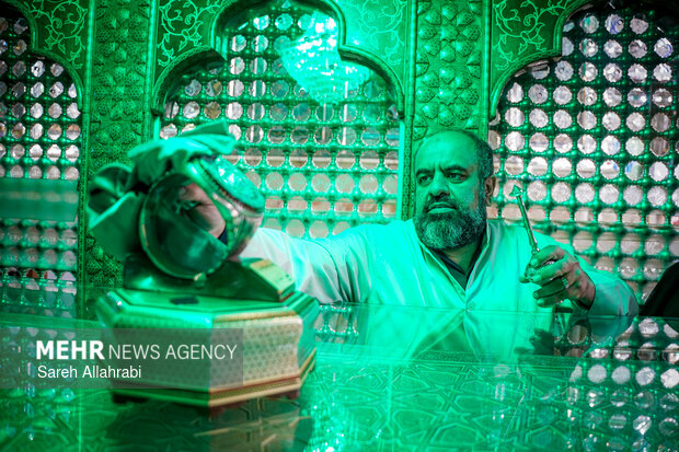 غبارروبی حرم مطهر شاهچراغ (ع)