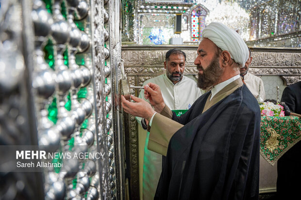 غبارروبی حرم مطهر شاهچراغ (ع)