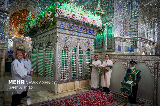 غبارروبی حرم مطهر شاهچراغ (ع)