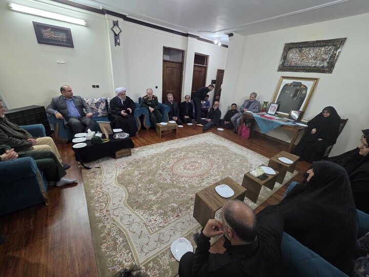 آیت‌الله رمضانی با خانواده سردار شهید کمیل مطیع‌دوست دیدار کرد