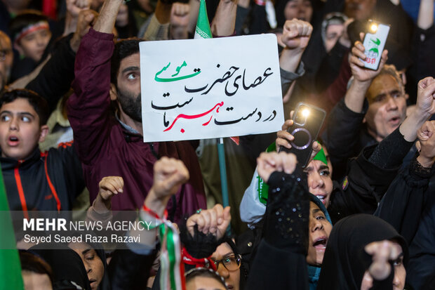 اجتماع حمایت از رزمندگان در مقابله با دشمن آمریکایی - صهیونی