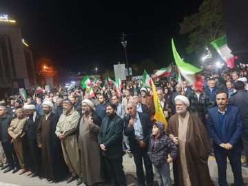 استمرار تجمع شبانه سنندجی‌ها با فریادهای مرگ بر آمریکا در حمایت از وطن