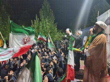 جشن زندگی در کنار حماسه مردمی؛ عروس و داماد در تجمع فاضل‌آباد