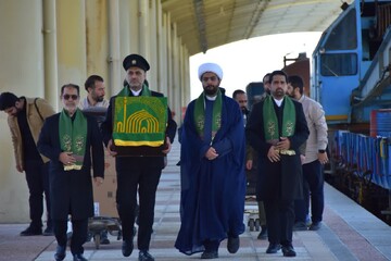 ورود کاروان خادمان حرم امام رضا (ع) به ایستگاه راه‌آهن کرمانشاه