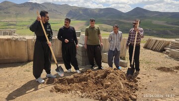 کاشت ۶۰ اصله نهال بادام در زیویه به مناسبت روز زمین پاک