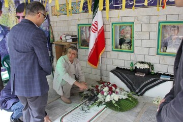 ادای احترام رئیس سازمان انرژی اتمی ایران به شهید سردار پاکپور در خنداب