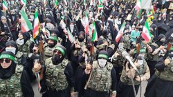 روایت مهر از حضور بانوان گیلانی در رژه «دختران جانفدا»