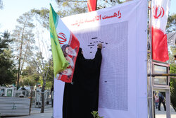 نقاشی تعاملی رهبر شهید انقلاب در گلزار مطهر شهدای بهشت حضرت زهرا (س)