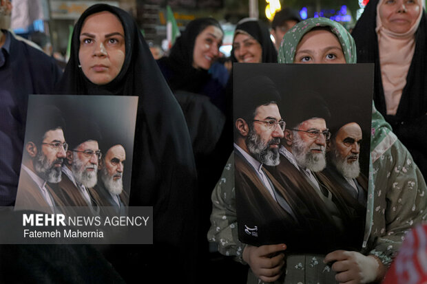 اجتماع حمایت از رزمندگان در مقابله با دشمن آمریکایی - صهیونی