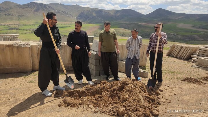 کاشت ۶۰ اصله نهال بادام در زیویه به مناسبت روز زمین پاک