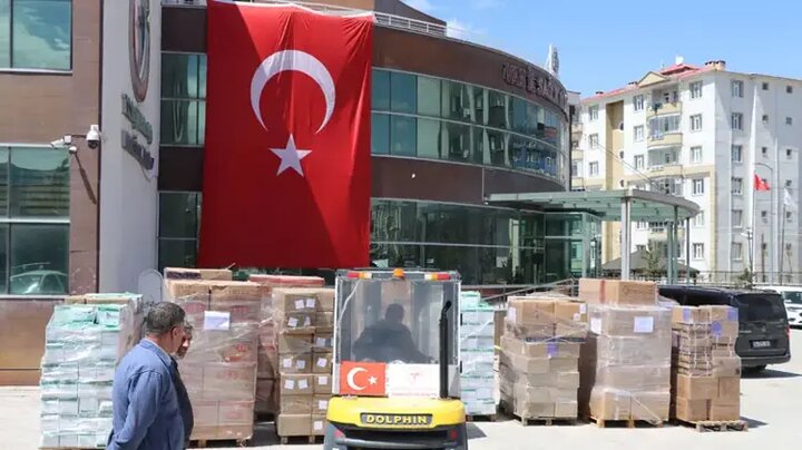 Türkiye, İran’a 6 yardım TIR’ı daha gönderildi (+video)