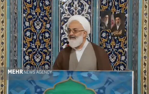 امام جمعه آرادان: ما یک ملتیم و یک هدف داریم/ترامپ به دنبال چنددستگی؛