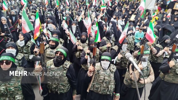 روایت مهر از حضور بانوان گیلانی در رژه «دختران جانفدا»