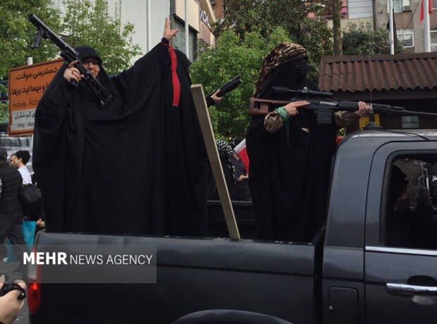 روایت مهر از رژه بانوان گیلانی در رژه «دختران جانفدا»