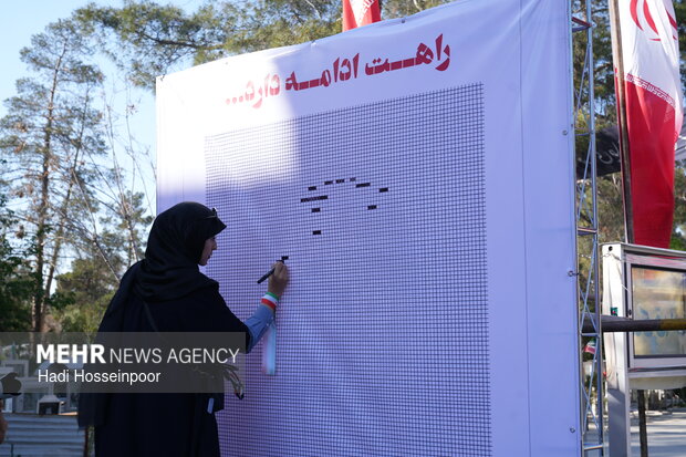 نقاشی تعاملی رهبر شهید انقلاب در گلزار مطهر شهدای بهشت زهرا(س)
