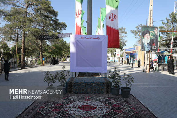 نقاشی تعاملی رهبر شهید انقلاب در گلزار مطهر شهدای بهشت زهرا(س)
