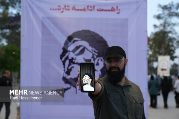 نقاشی تعاملی رهبر شهید انقلاب در گلزار مطهر شهدای بهشت زهرا(س)