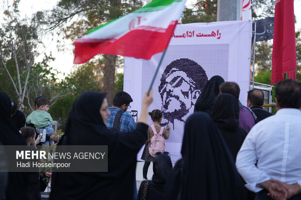 نقاشی تعاملی رهبر شهید انقلاب در گلزار مطهر شهدای بهشت زهرا(س)