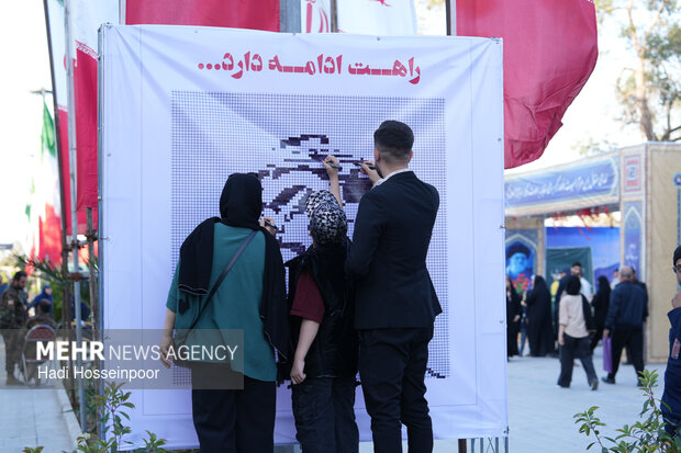 نقاشی تعاملی رهبر شهید انقلاب در گلزار مطهر شهدای بهشت زهرا(س)