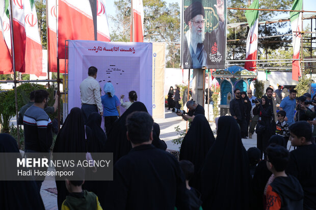 نقاشی تعاملی رهبر شهید انقلاب در گلزار مطهر شهدای بهشت زهرا(س)