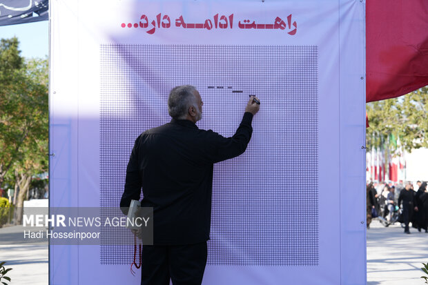 نقاشی تعاملی رهبر شهید انقلاب در گلزار مطهر شهدای بهشت زهرا(س)