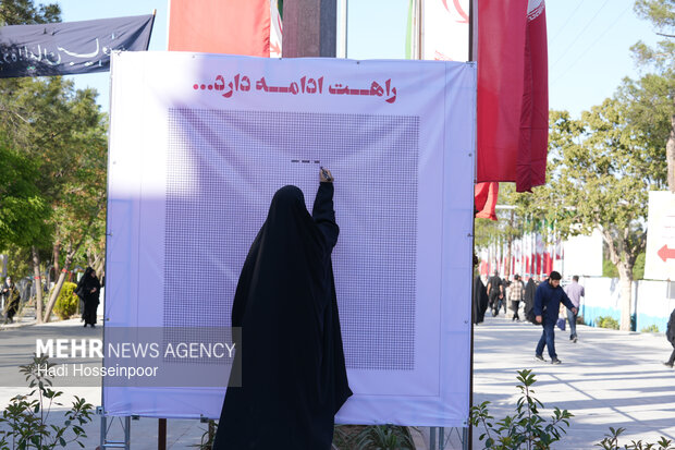 نقاشی تعاملی رهبر شهید انقلاب در گلزار مطهر شهدای بهشت زهرا(س)